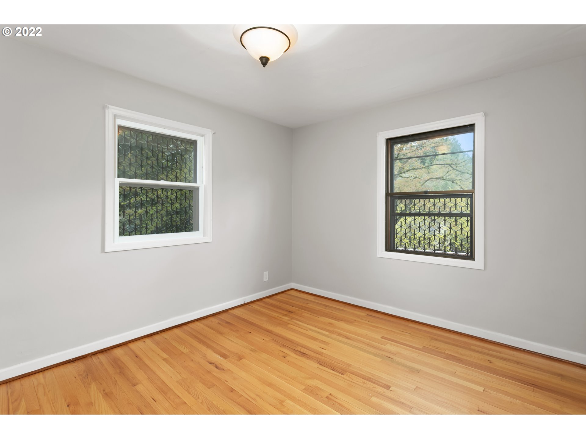 225 Southwest Carson Street Portland, OR 97219 - Photo 8 of 32 an empty room with a window