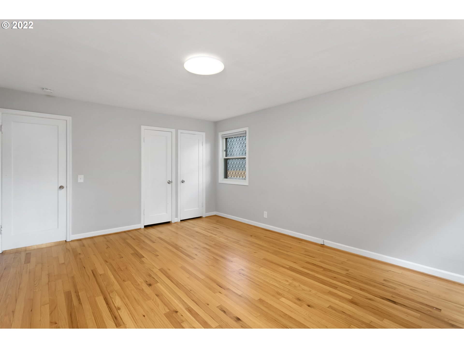 225 Southwest Carson Street Portland, OR 97219 - Photo 10 of 32 a view of an empty room with wooden floor