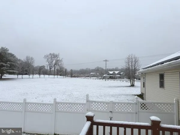 a view of a house with backyard