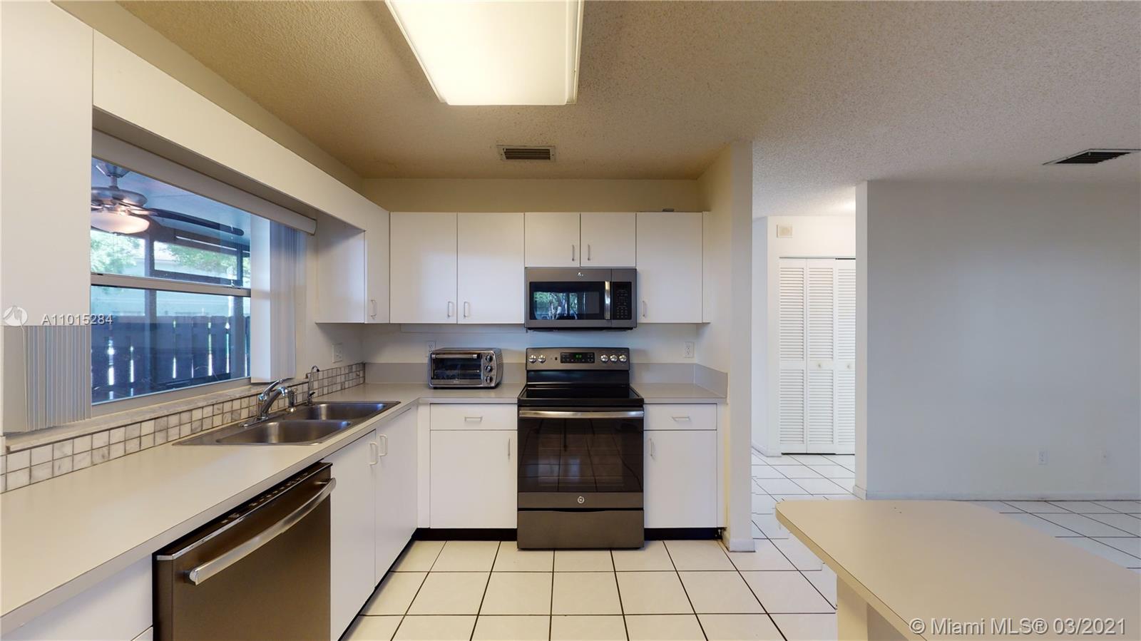 4822 Grapevine Way Davie, FL 33331 - Photo 12 of 36