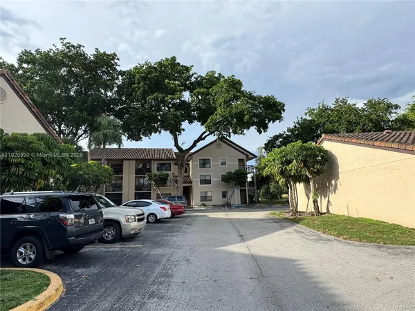 $2,000 | 4341 West McNab Road, Unit 27, Pompano Beach, FL 33069