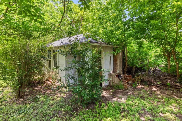 a view of a house with a tree