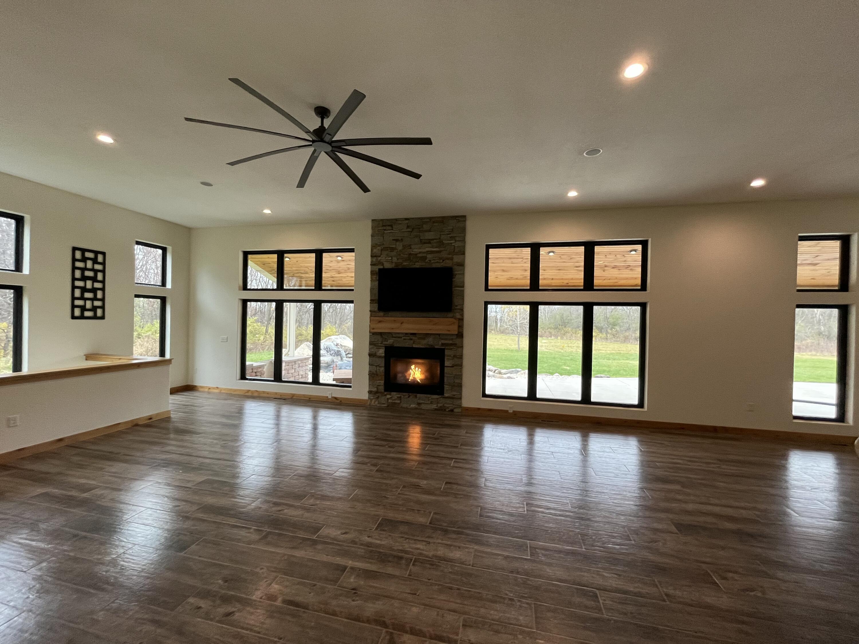 8431 Big Bend Road Waterford, WI 53185 - Photo 20 of 50 Living Area View
