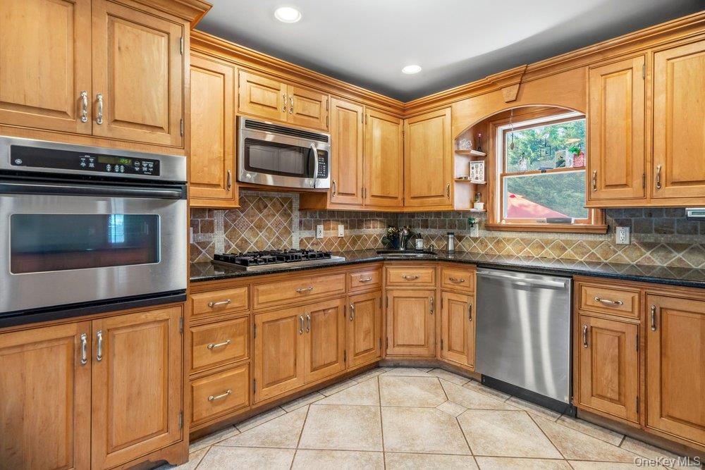 76 Alton Road Babylon, NY 11702 - Photo 10 of 31