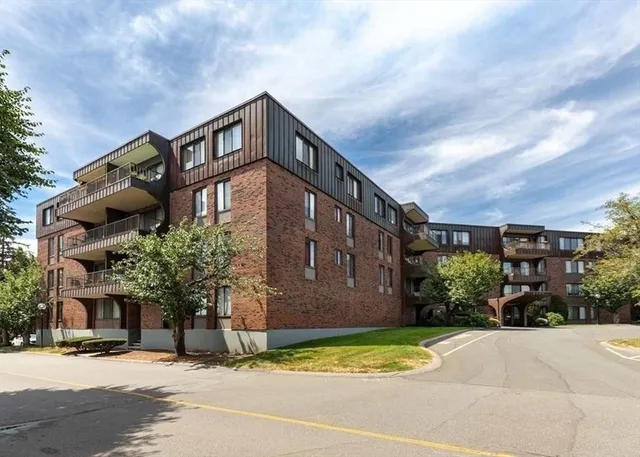 $3,100 | 1004 Paradise Road, Unit 3N, Swampscott, MA 01907