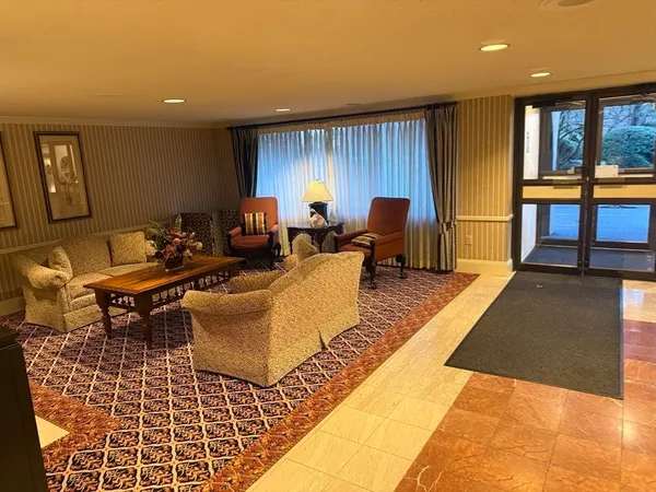 $2,800 | 1004 Paradise Road, Unit 3N, Swampscott, MA 01907