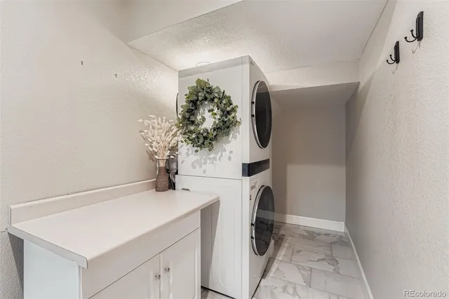 a view of entryway with washer and dryer