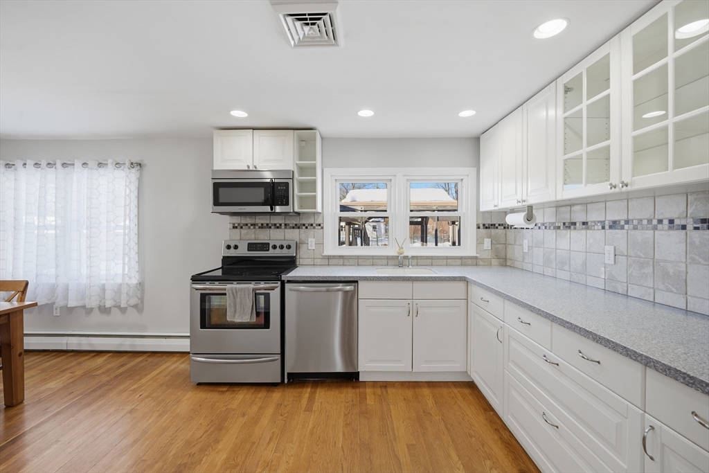 52 Falmouth Road Chicopee, MA 01020 - Photo 6 of 32