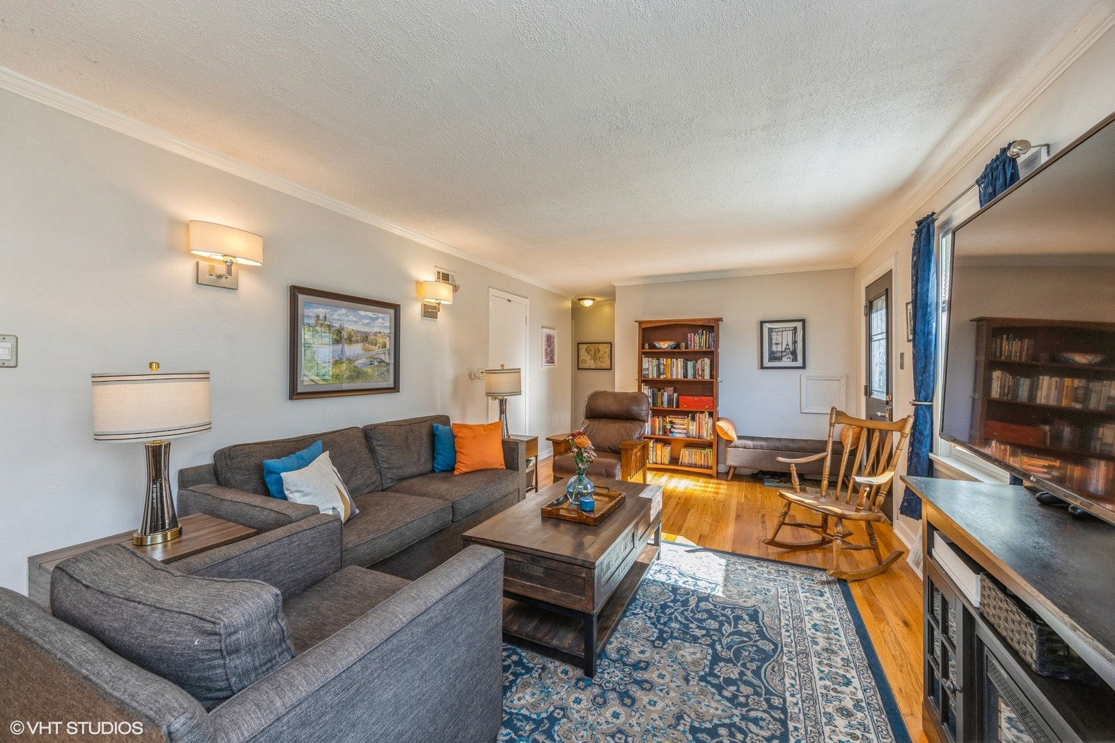 9542 Monroe Avenue Brookfield, IL 60513 - Photo 4 of 21 a living room with furniture and a couch