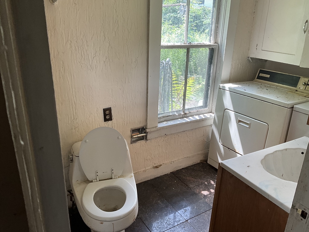 640 Mammoth Road Dracut, MA 01826 - Photo 12 of 21 Gallery Image 12