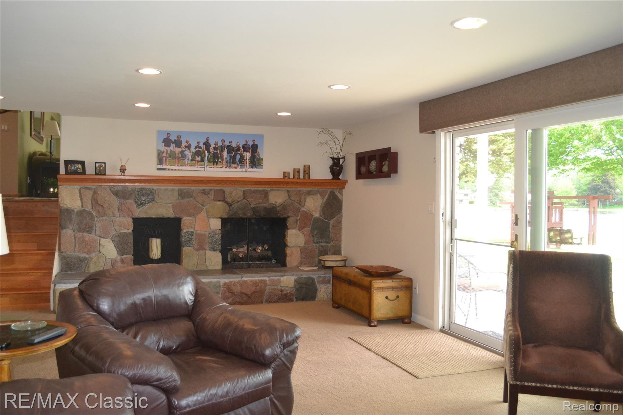 3901 East Commerce Road Commerce Township, MI 48382 - Photo 19 of 44 Family Room