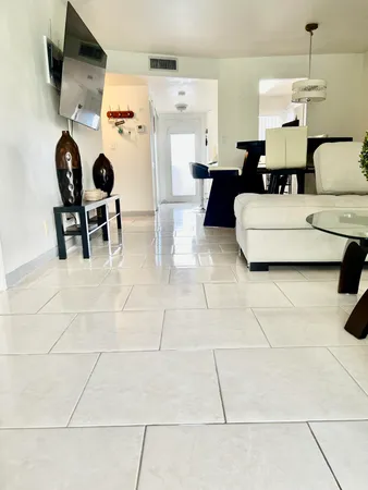 $124,999 | 9261 Sunrise Lakes Boulevard, Unit 304, Sunrise, FL 33322