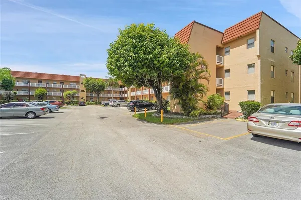 $124,999 | 9261 Sunrise Lakes Boulevard, Unit 304, Sunrise, FL 33322