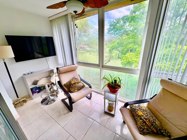 $124,999 | 9261 Sunrise Lakes Boulevard, Unit 304, Sunrise, FL 33322