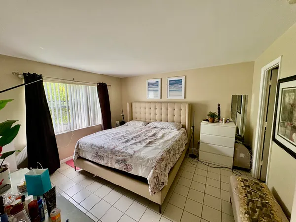 $124,999 | 9261 Sunrise Lakes Boulevard, Unit 304, Sunrise, FL 33322