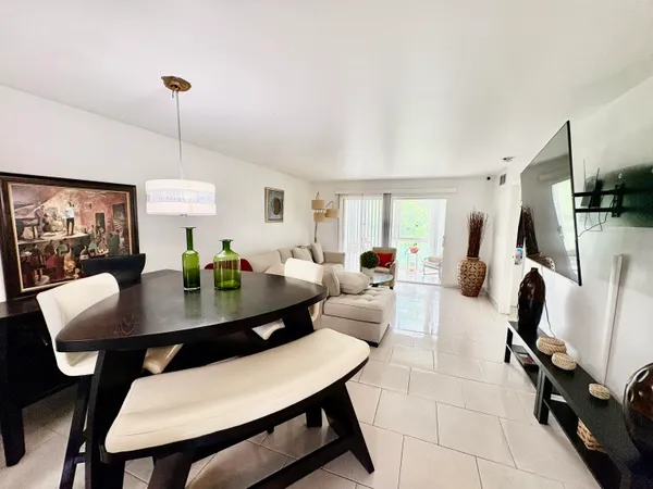 $124,999 | 9261 Sunrise Lakes Boulevard, Unit 304, Sunrise, FL 33322