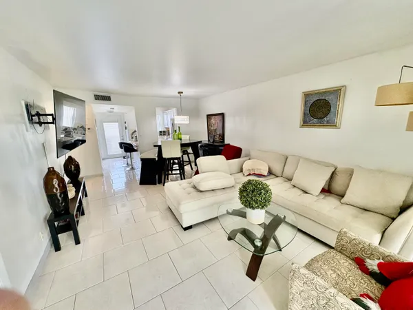 $124,999 | 9261 Sunrise Lakes Boulevard, Unit 304, Sunrise, FL 33322