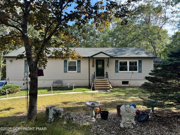 a view of a house with backyard