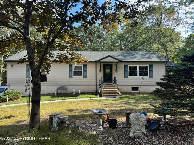 a view of a house with backyard
