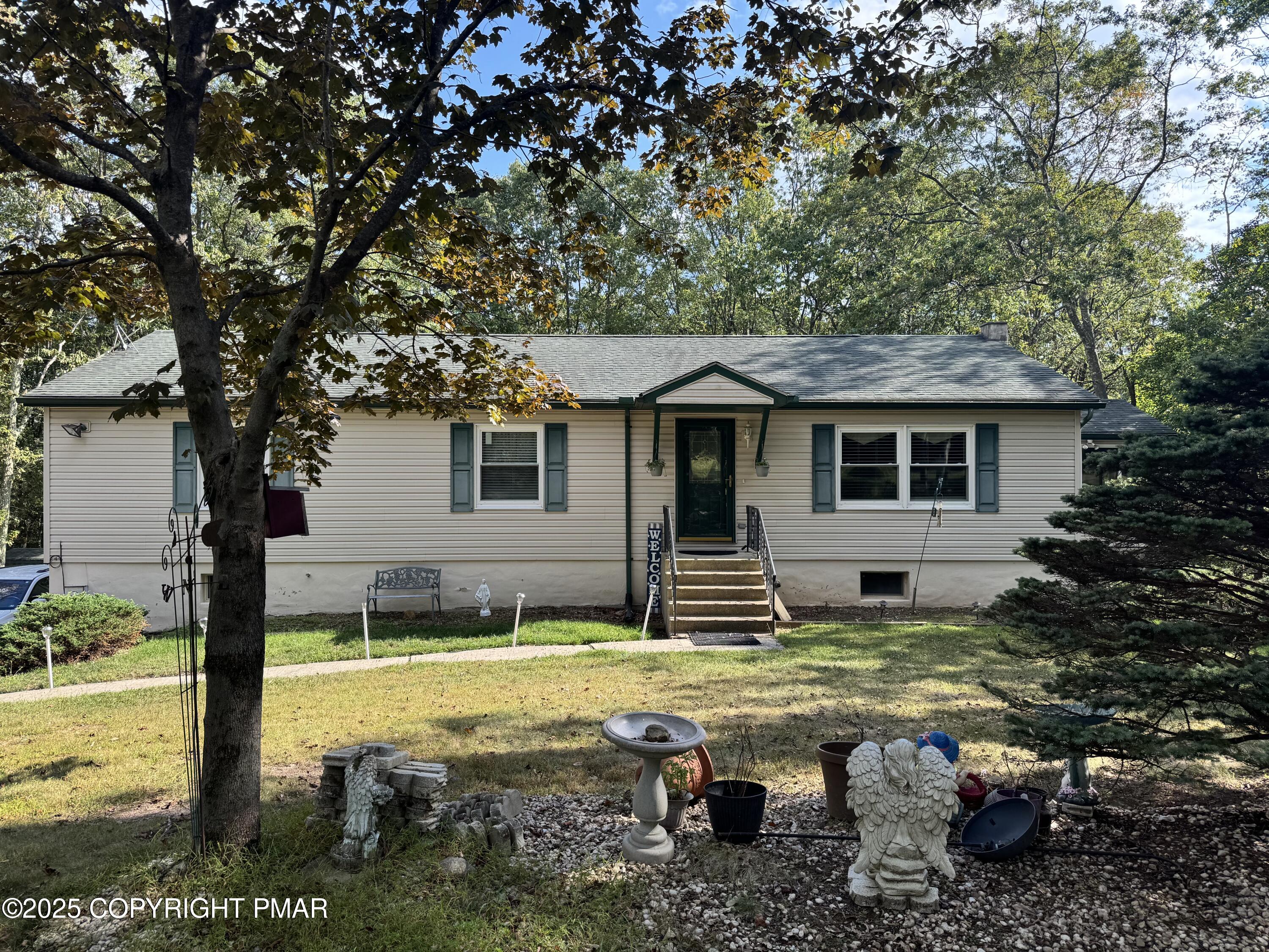 a view of a house with backyard