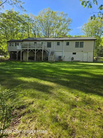 a view of a back yard