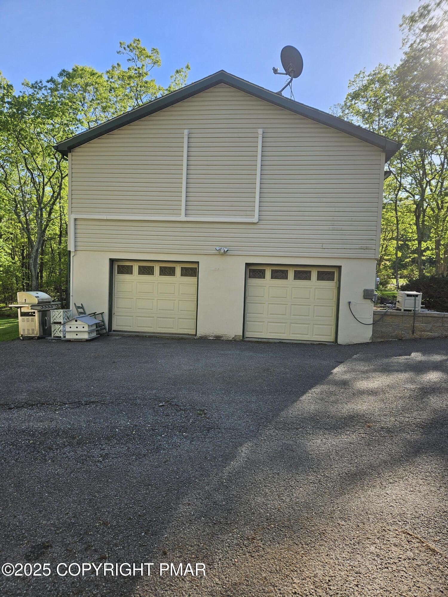 692 Watercrest Avenue Effort, PA 18330 - Photo 31 of 40 a view of a garage