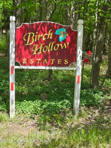 a sign that is sitting on a brick wall