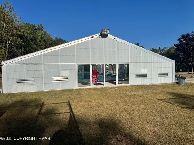 a view of a house with backyard and garden