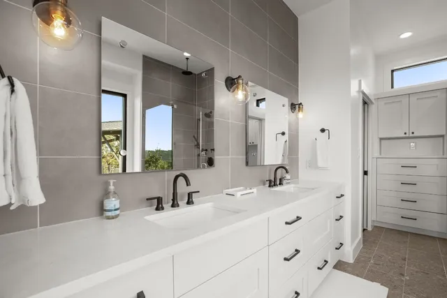 $4,000 | 19201 Crusoe Cove, Unit 20, Spicewood, TX 78669