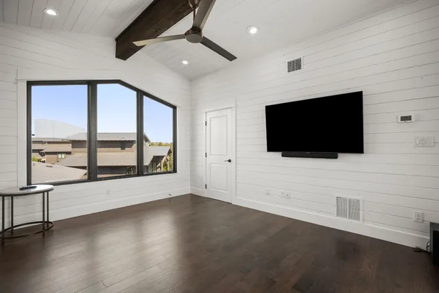 $4,000 | 19201 Crusoe Cove, Unit 20, Spicewood, TX 78669