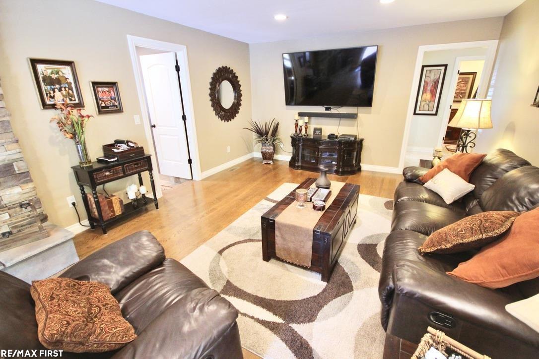 807 Lake Forest Road Rochester, MI 48309 - Photo 14 of 63 50045265-13.JPG