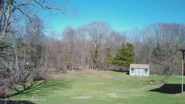 a view of a back yard
