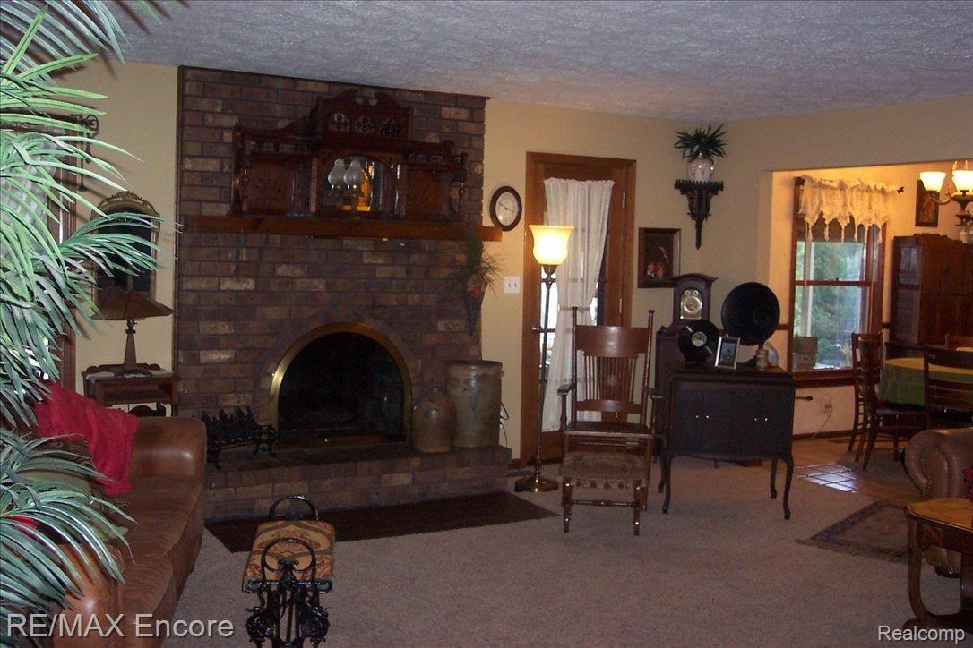 6825 Hubbard Road Clarkston, MI 48348 - Photo 9 of 10 Great Room
