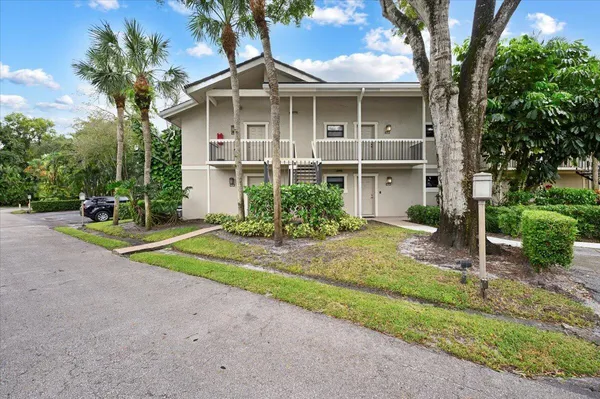 $2,000 | 11863 Wimbledon Circle, Unit 525, Wellington, FL 33414