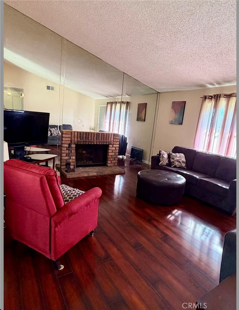 1370 West Jackson Street Rialto, CA 92376 - Photo 4 of 17 Living Room
