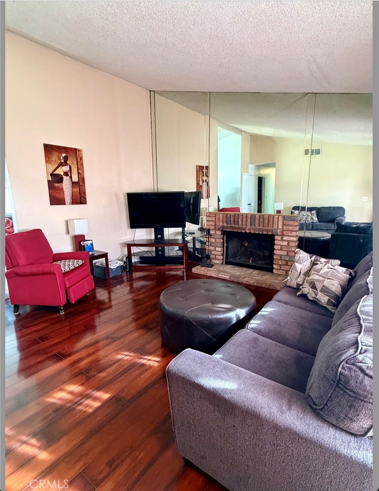 1370 West Jackson Street Rialto, CA 92376 - Photo 5 of 17 Living Room
