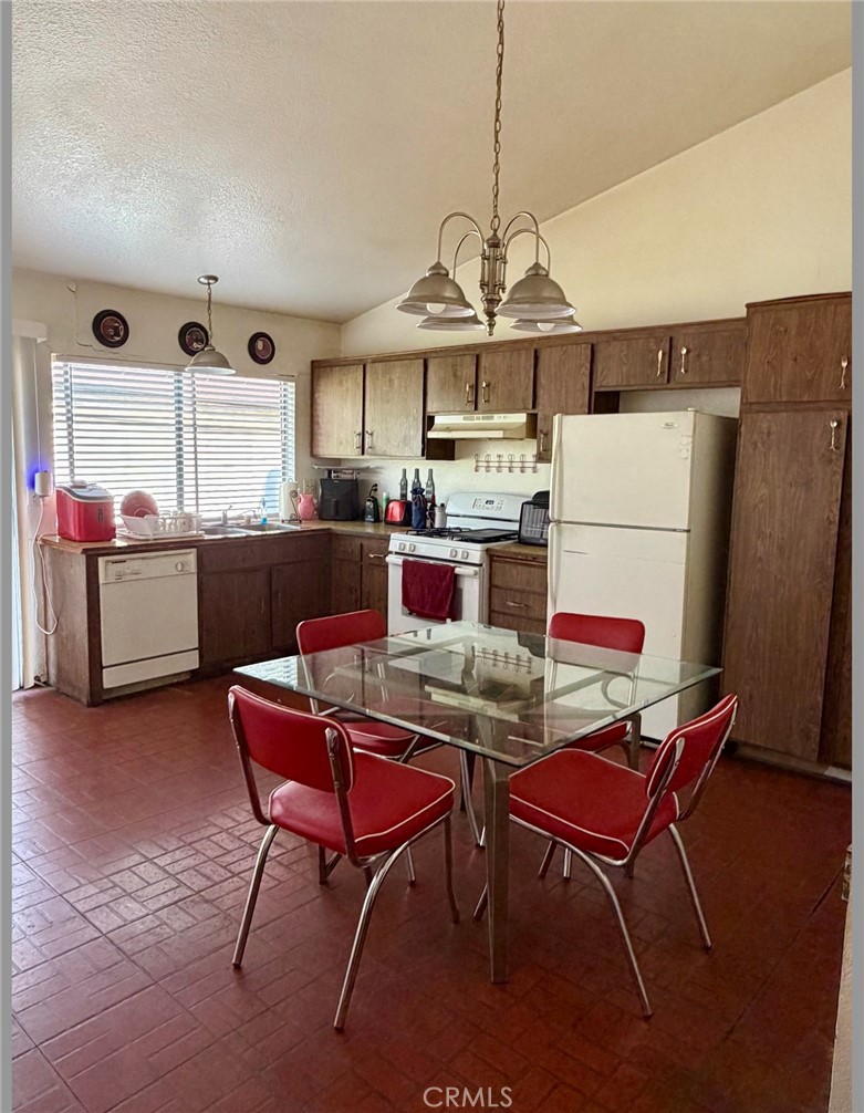 1370 West Jackson Street Rialto, CA 92376 - Photo 6 of 17 Kitchen/Dining