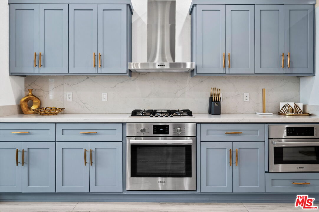 1083 East Circulo San Sorrento Road Palm Springs, CA 92262 - Photo 17 of 70 a kitchen with granite countertop white cabinets and white appliances