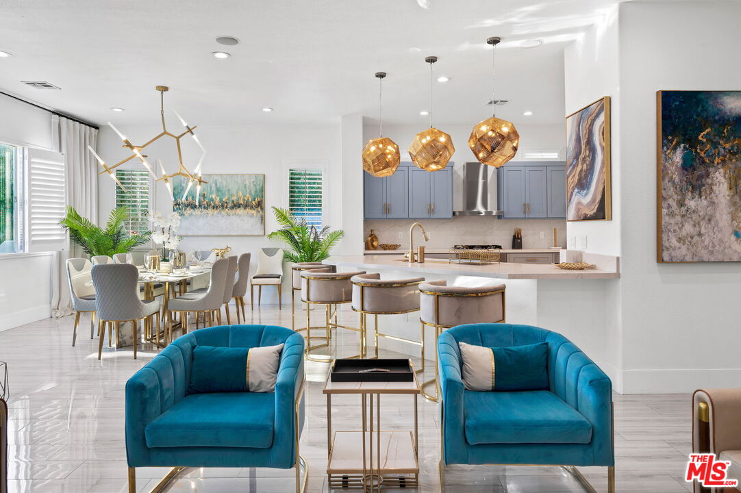 1083 East Circulo San Sorrento Road Palm Springs, CA 92262 - Photo 29 of 70 a living room with furniture and a lamp