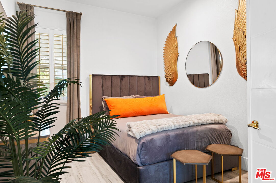 1083 East Circulo San Sorrento Road Palm Springs, CA 92262 - Photo 33 of 70 a bedroom with a bed and a painting on the wall