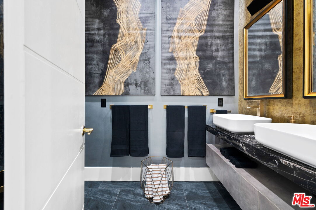 1083 East Circulo San Sorrento Road Palm Springs, CA 92262 - Photo 38 of 70 a bathroom with a sink and a mirror