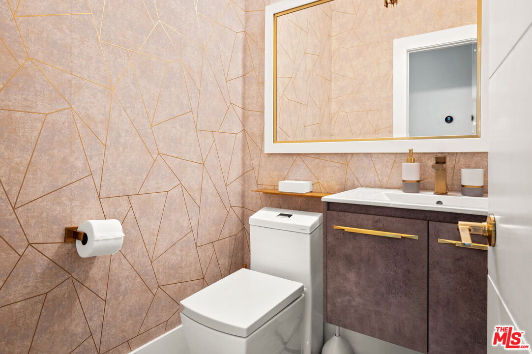 1083 East Circulo San Sorrento Road Palm Springs, CA 92262 - Photo 41 of 70 a bathroom with a sink a toilet and a mirror