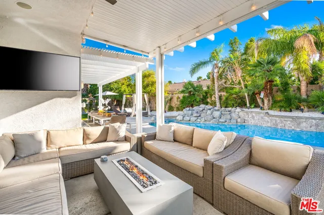 $14,995 | 1083 East Circulo San Sorrento Road, Palm Springs, CA 92262