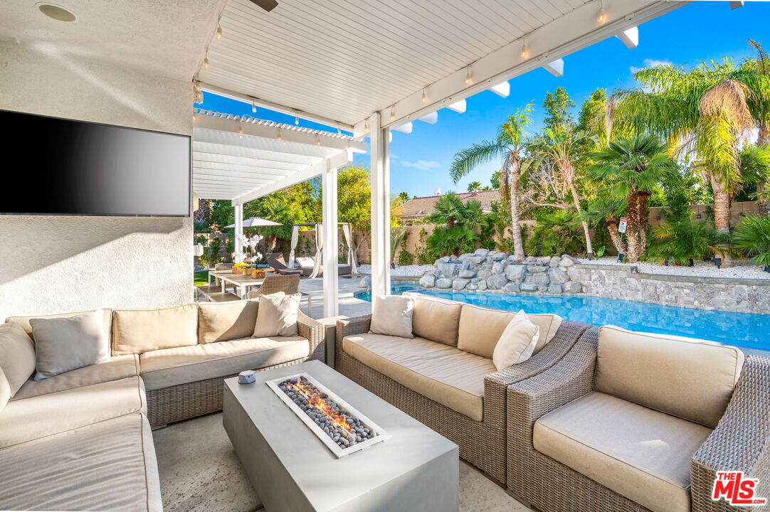 1083 East Circulo San Sorrento Road Palm Springs, CA 92262 - Photo 52 of 70 a living room with furniture and a large window