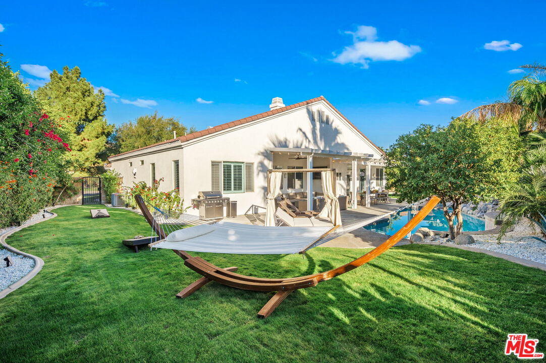 1083 East Circulo San Sorrento Road Palm Springs, CA 92262 - Photo 58 of 70 a view of a house with backyard and sitting area