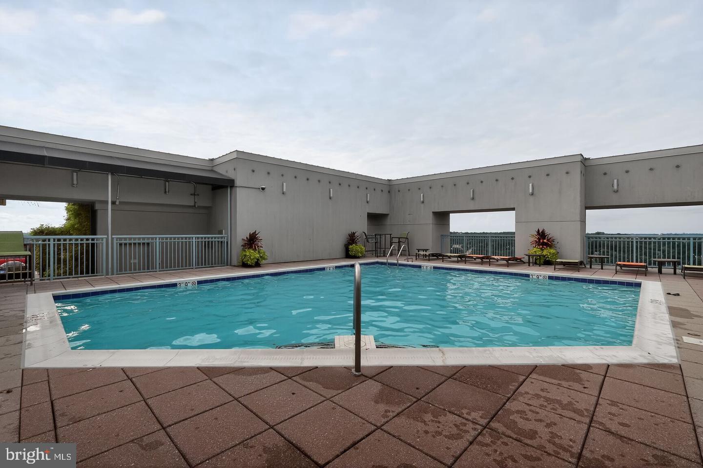 851 North Glebe Road, Unit 817 Arlington, VA 22203 - Photo 4 of 10 Amenity: Rooftop pool