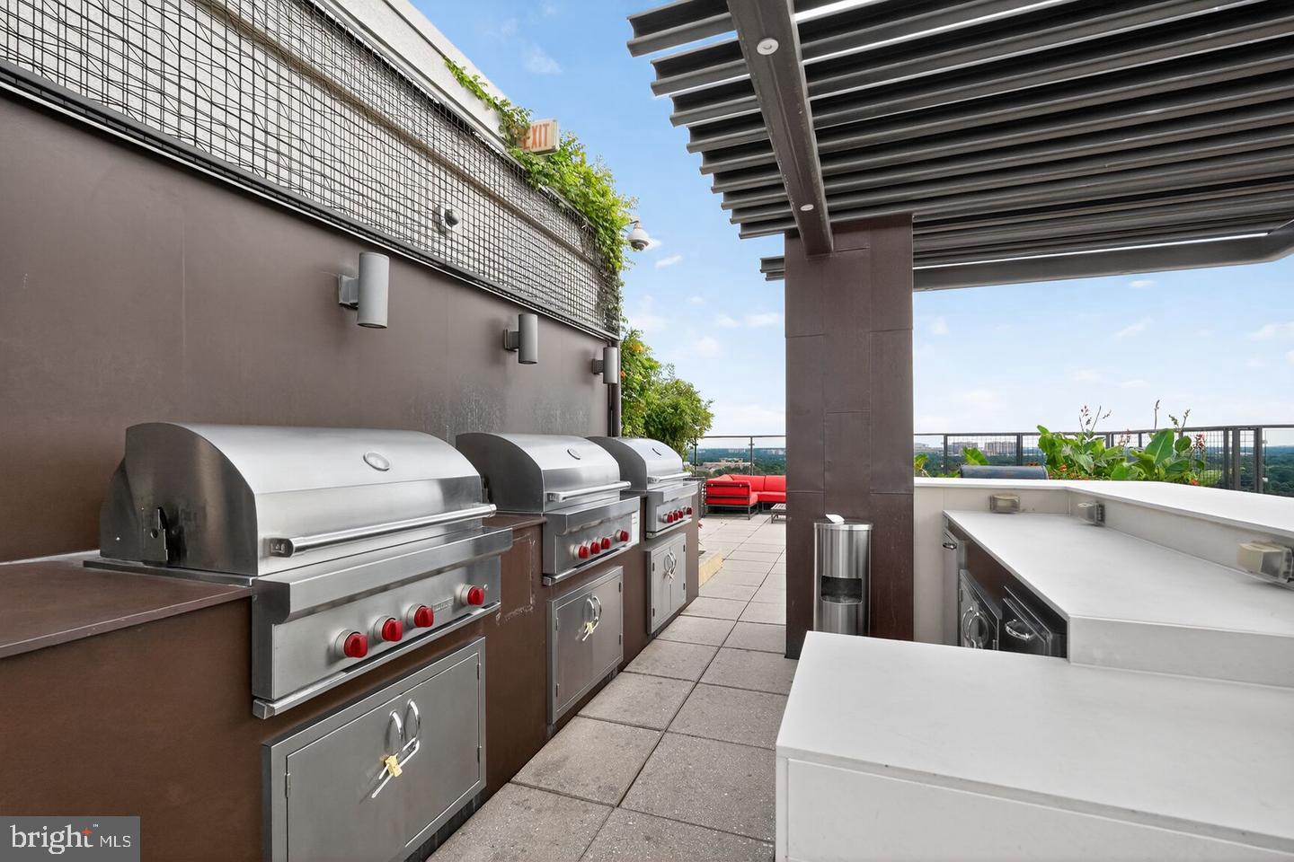 851 North Glebe Road, Unit 817 Arlington, VA 22203 - Photo 6 of 10 Amenity: Rooftop grills