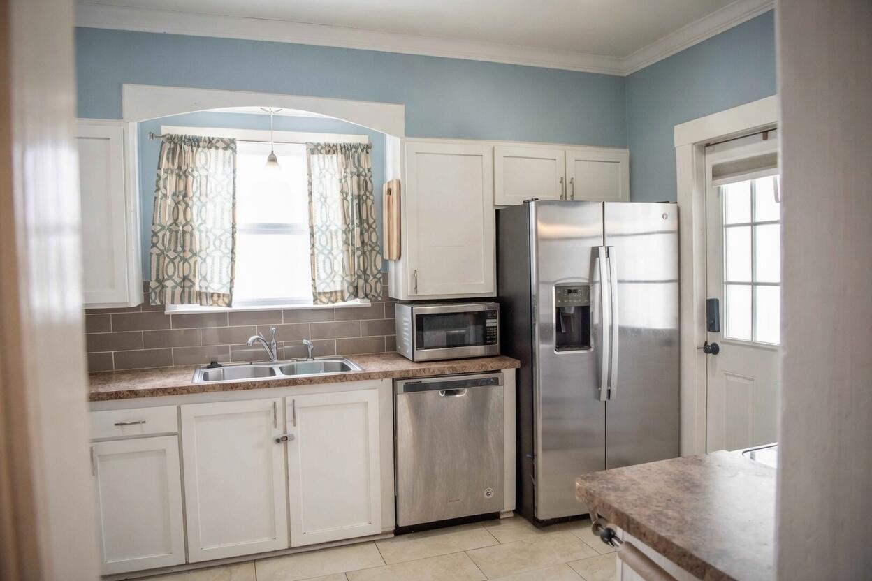 321 Stanton Street Bay City, MI 48708 - Photo 5 of 19 Kitchen 3