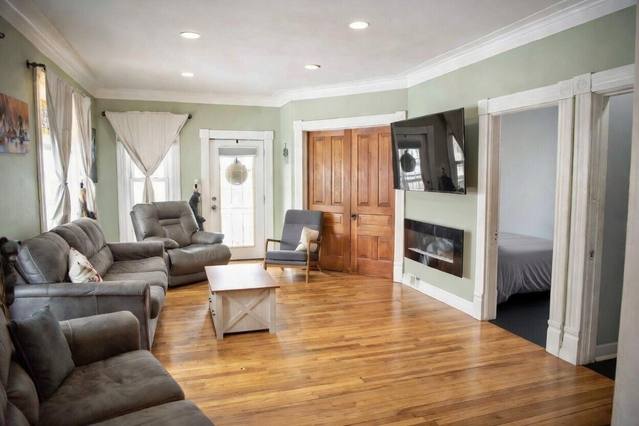 321 Stanton Street Bay City, MI 48708 - Photo 8 of 19 Living Room