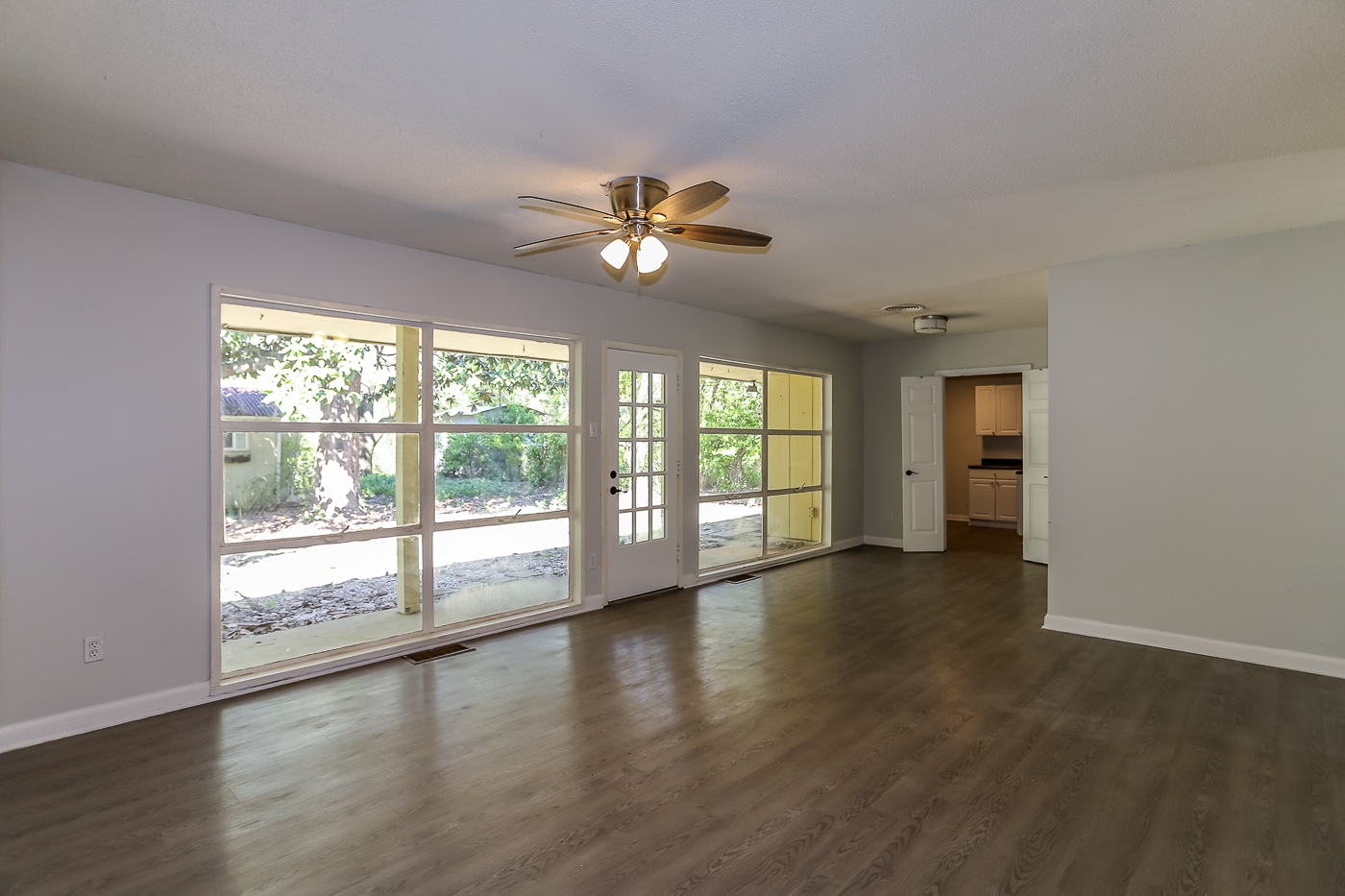 447 Conwell Road Memphis, TN 38120 - Photo 3 of 18 Gallery Image 3